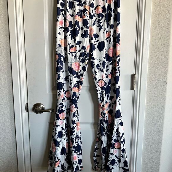 NWT Women’s Bell Bottom Pull On Elastic Waist Pants  Floral pattern - Size Small - Picture 3 of 6